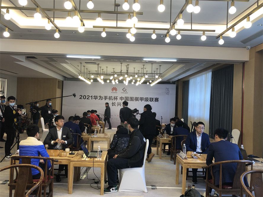 片中;阿丽塔的演员罗莎;萨拉查片中布拉德;皮特的父亲由汤米;李;琼斯饰演，妻子由丽芙;泰勒饰演